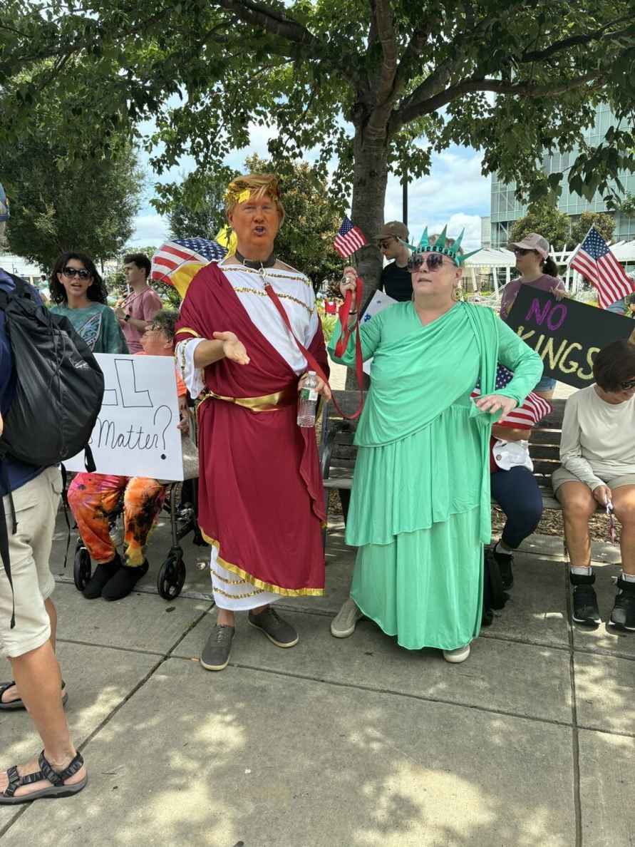 Трамп ответил протестующим видеороликом, где надевает корону и льет экскременты на их головы