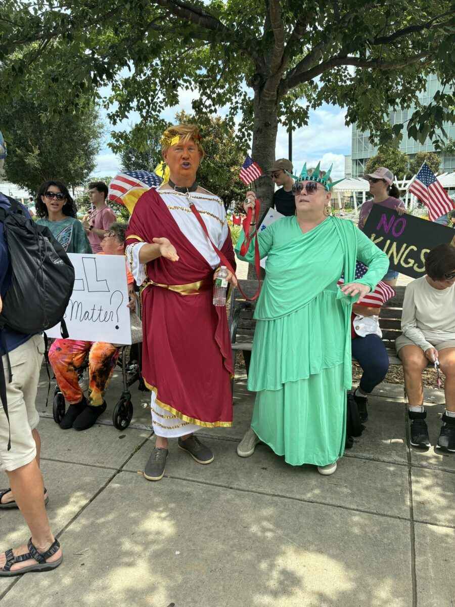 Трамп ответил протестующим видеороликом, где надевает корону и льет экскременты на их головы