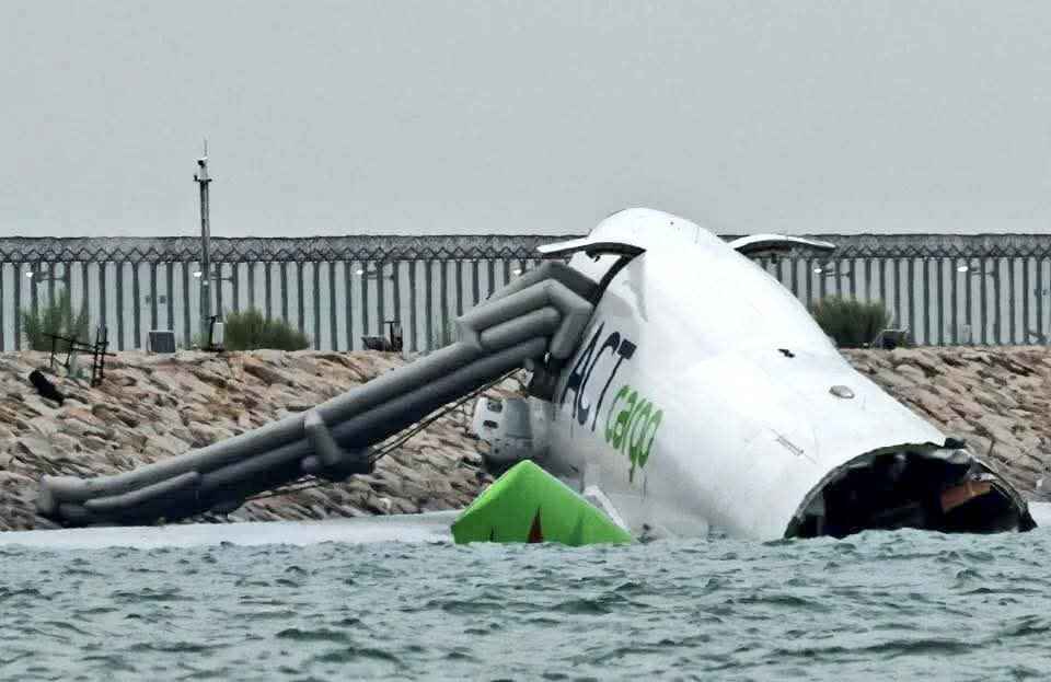 Boeing 747 устроил смертельное ДТП в аэропорту и затем затонул в море