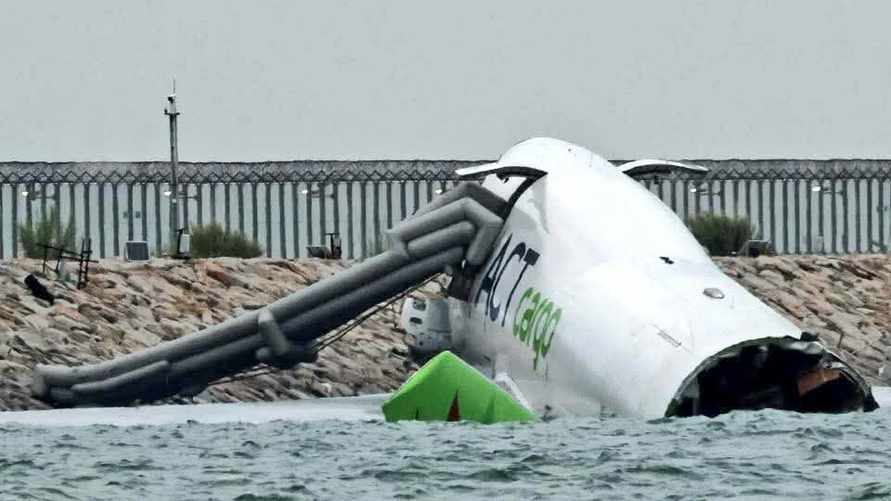 Boeing 747 устроил смертельное ДТП в аэропорту и затем затонул в море