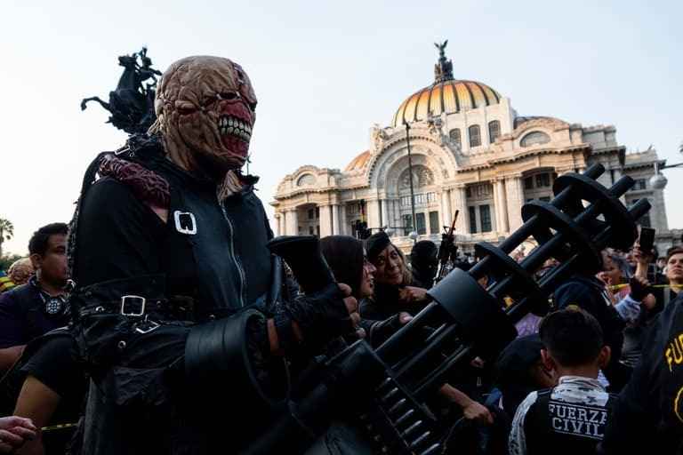 Улицы Мехико заполнили зомби. Так празднуют аналог белорусских Дзядов в Мексике