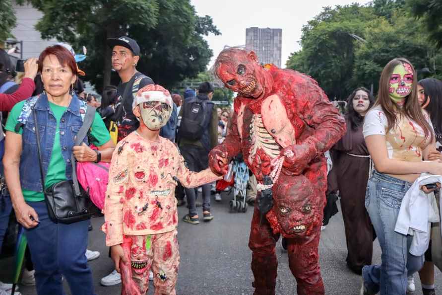 Улицы Мехико заполнили зомби. Так празднуют аналог белорусских Дзядов в Мексике