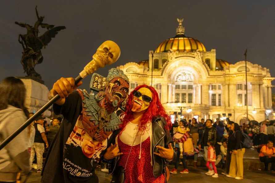 Улицы Мехико заполнили зомби. Так празднуют аналог белорусских Дзядов в Мексике