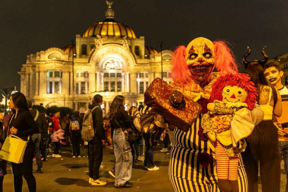 Улицы Мехико заполнили зомби. Так празднуют аналог белорусских Дзядов в Мексике