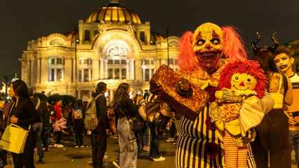Улицы Мехико заполнили зомби. Так празднуют аналог белорусских Дзядов в Мексике