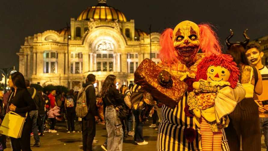 Улицы Мехико заполнили зомби. Так празднуют аналог белорусских Дзядов в Мексике