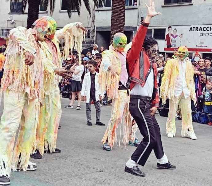 Улицы Мехико заполнили зомби. Так празднуют аналог белорусских Дзядов в Мексике