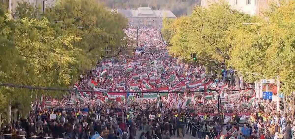 Сотни тысяч венгров с Орбаном вышли на марш в память о восстании против СССР, но с лозунгами против ЕС