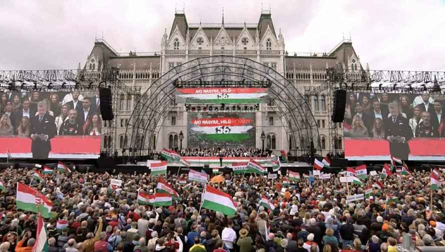 Сотни тысяч венгров с Орбаном вышли на марш в память о восстании против СССР, но с лозунгами против ЕС