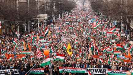 Сотни тысяч венгров с Орбаном вышли на марш в память о восстании против СССР, но с лозунгами против ЕС