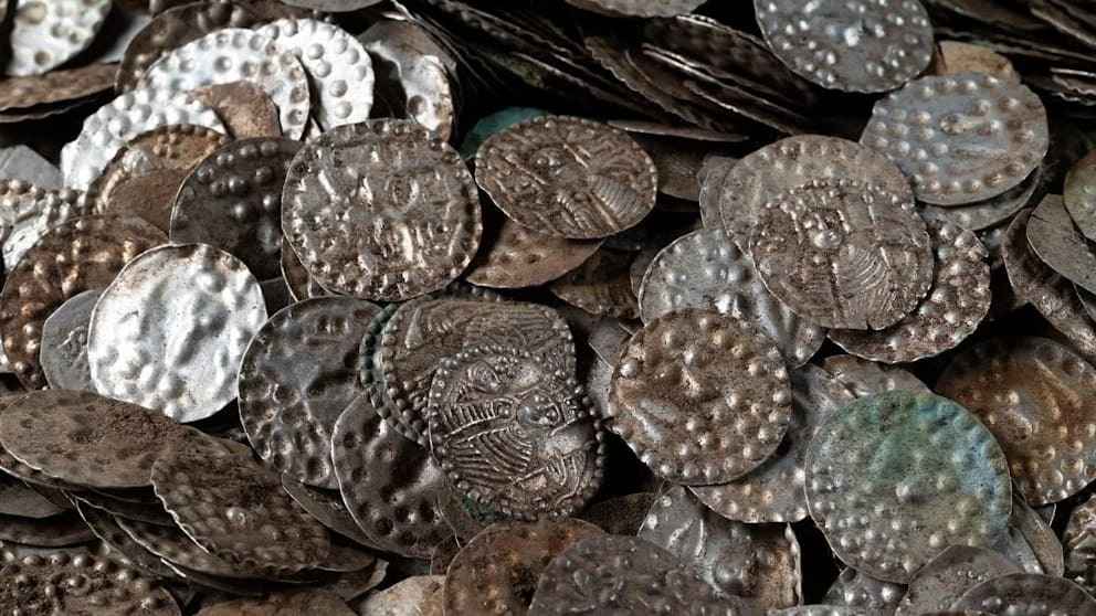 Рыбак случайно нашел у озера древний клад из 20 000 серебряных монет