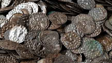 Рыбак случайно нашел у озера древний клад из 20 000 серебряных монет