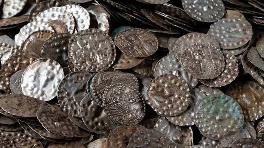 Рыбак случайно нашел у озера древний клад из 20 000 серебряных монет