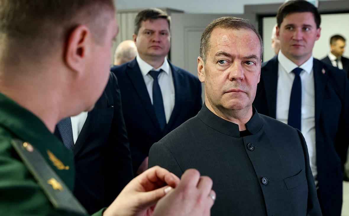 Экс-президент России Медведев назвал санкции США «актом войны»