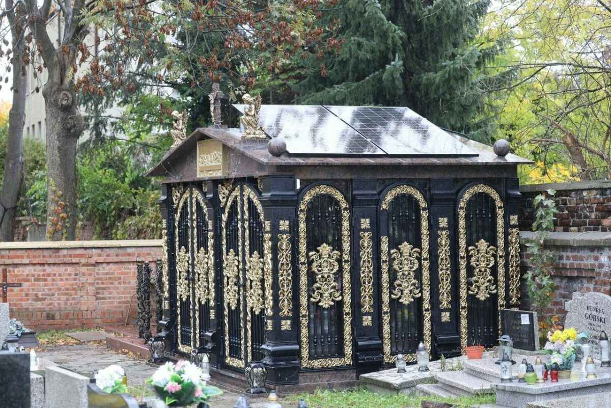 В Польше на кладбище установили телевизор. Для кого?