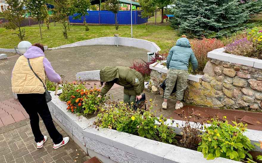 В милиции показали, кого из безработных белорусов отправляют убирать улицы