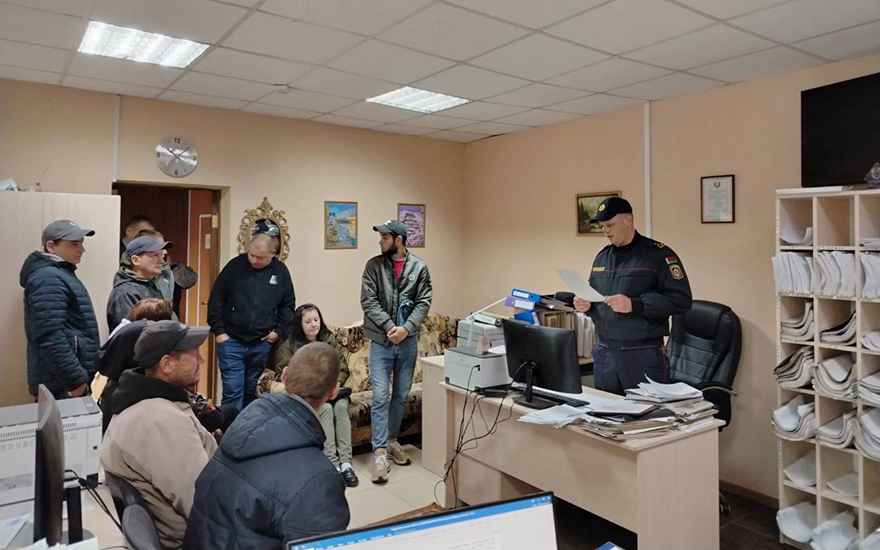 В милиции показали, кого из безработных белорусов отправляют убирать улицы