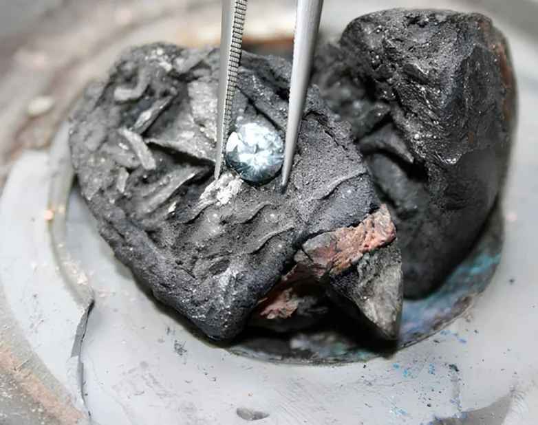 В Польше на кладбище установили телевизор. Для кого?