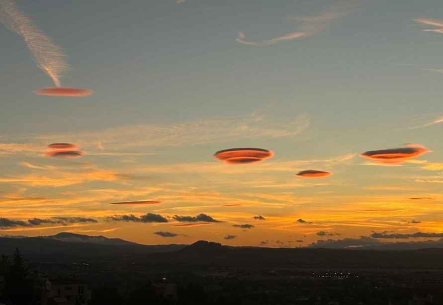 Испанцы наводнили соцсети фотографиями с «доказательствами вторжения НЛО». Что это было?