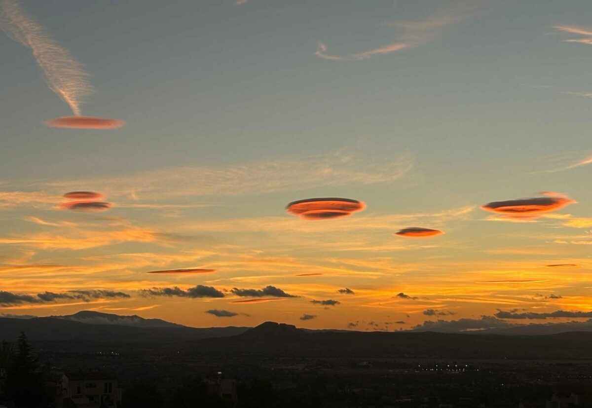 Испанцы наводнили соцсети фотографиями с «доказательствами вторжения НЛО». Что это было?