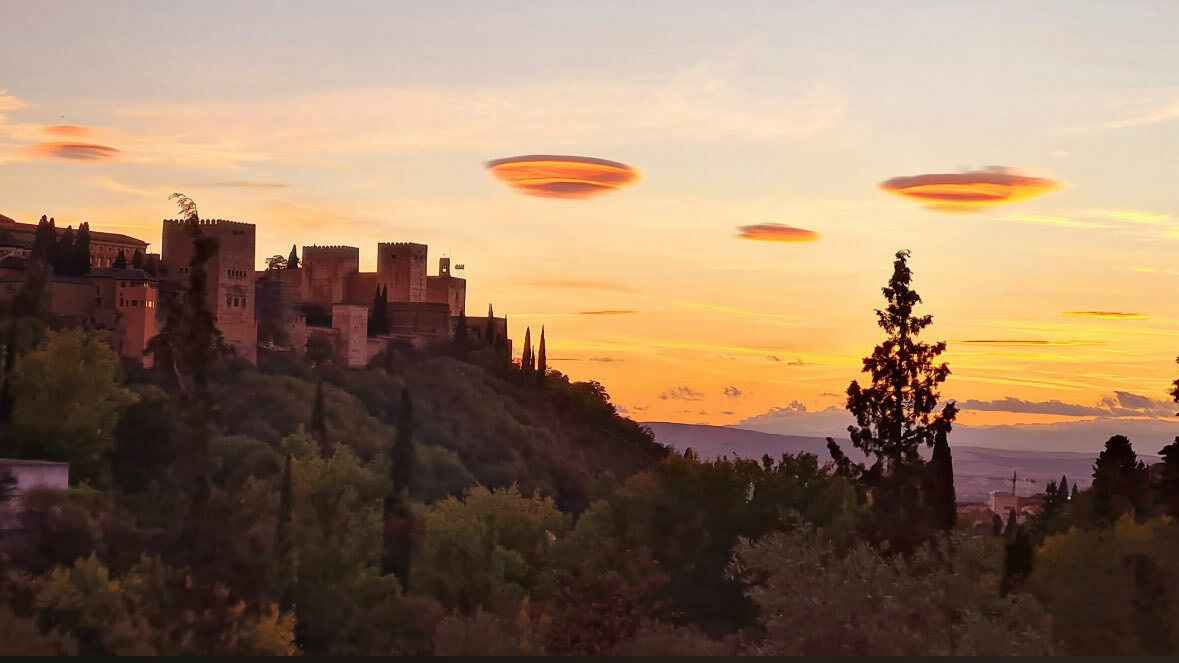 Испанцы наводнили соцсети фотографиями с «доказательствами вторжения НЛО». Что это было?