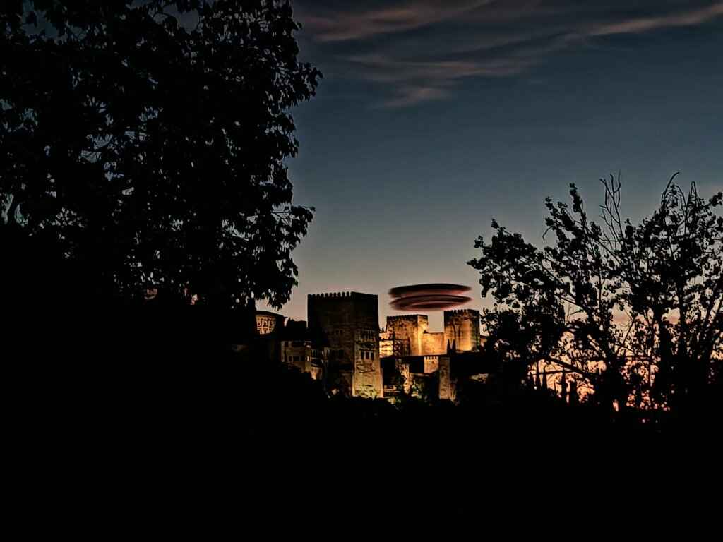 Испанцы наводнили соцсети фотографиями с «доказательствами вторжения НЛО». Что это было?