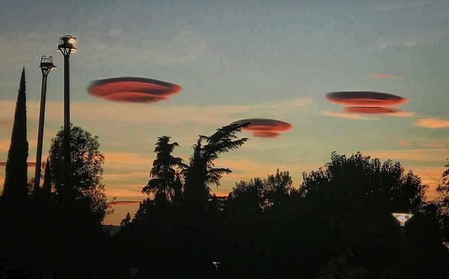 Испанцы наводнили соцсети фотографиями с «доказательствами вторжения НЛО». Что это было?