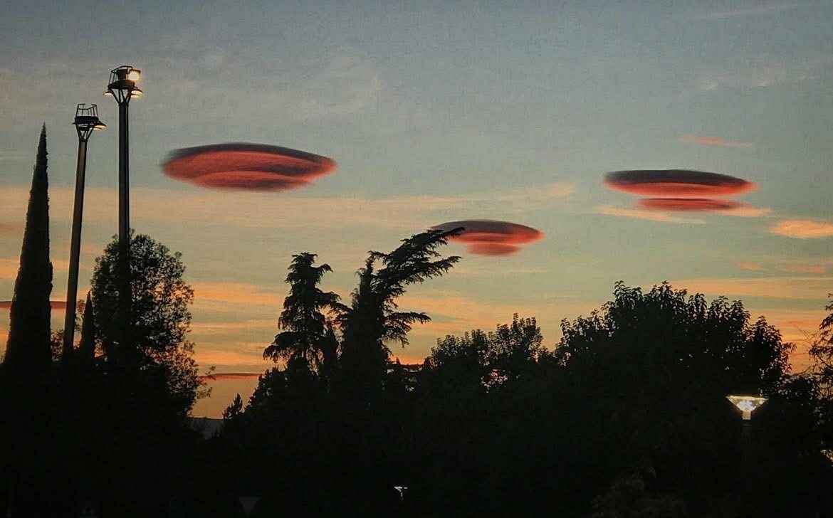Испанцы наводнили соцсети фотографиями с «доказательствами вторжения НЛО». Что это было?