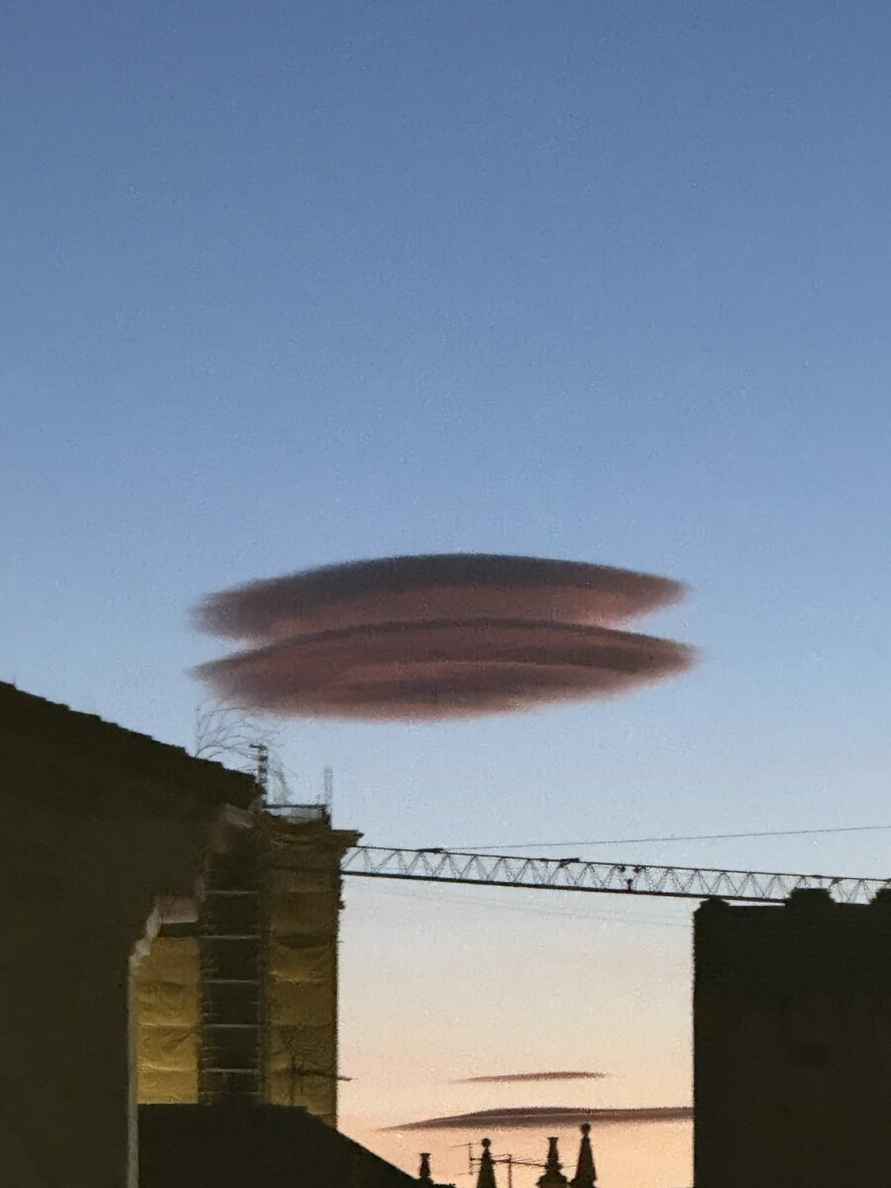 Испанцы наводнили соцсети фотографиями с «доказательствами вторжения НЛО». Что это было?