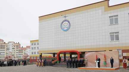 Белстат отчитался о росте зарплат учителей на 23% и сокращении количества школ