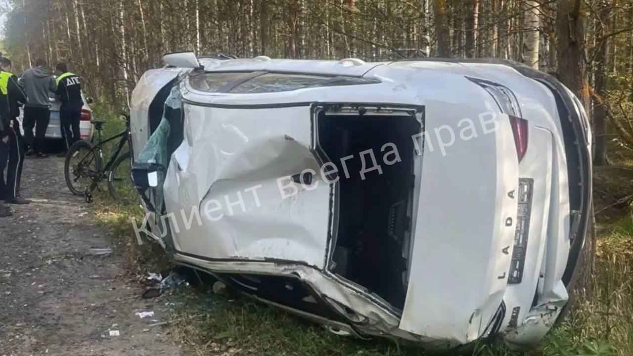 Первый подтвержденный случай? Lada Vesta трижды перевернулась "из-за заклинившего руля"