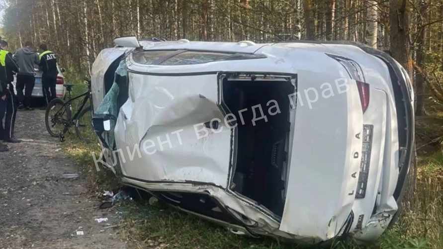Первый подтвержденный случай? Lada Vesta трижды перевернулась "из-за заклинившего руля"
