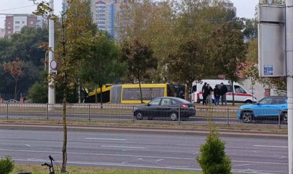 В Минске пассажирский автобус съехал в кювет