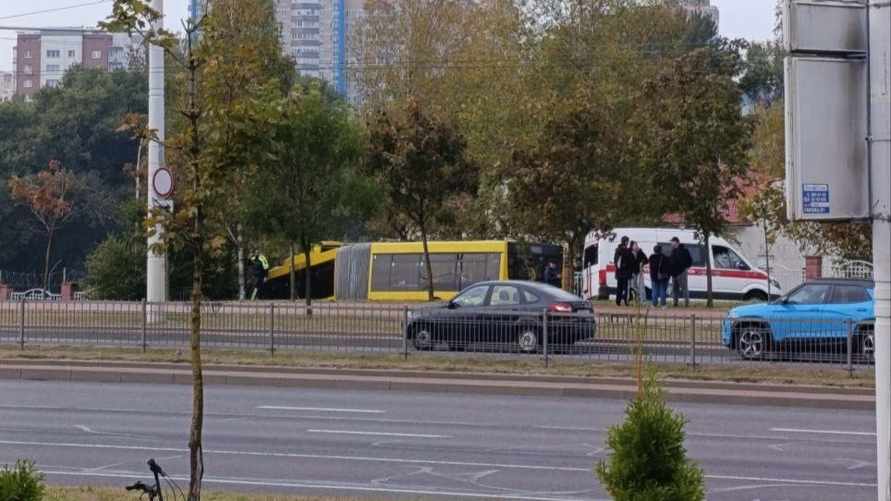 В Минске пассажирский автобус съехал в кювет