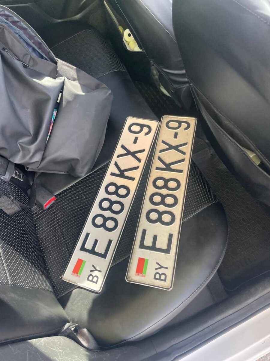 ГАИ Москвы нашла машину с фейковым белорусским номером на девятку. Что грозит владельцу?