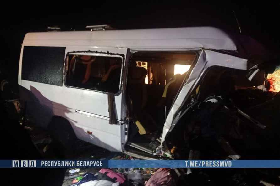 На Гомельщине погибли 6 пассажиров после столкновения маршрутки с трактором и легковушкой