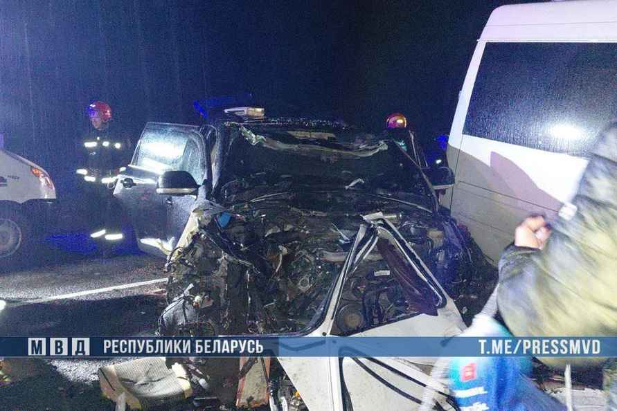 На Гомельщине погибли 6 пассажиров после столкновения маршрутки с трактором и легковушкой