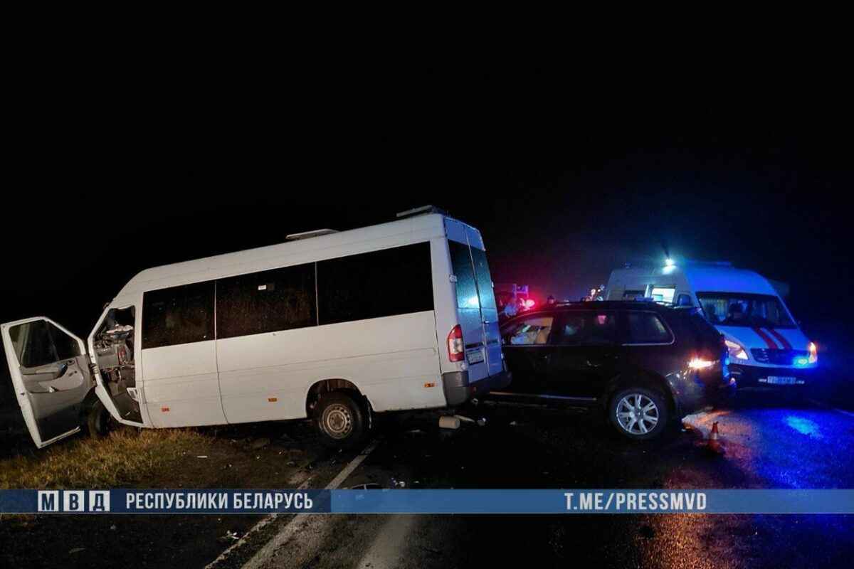 На Гомельщине погибли 6 пассажиров после столкновения маршрутки с трактором и легковушкой