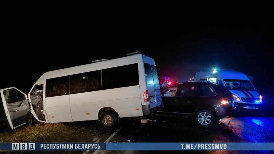 На Гомельщине погибли 6 пассажиров после столкновения маршрутки с трактором и легковушкой