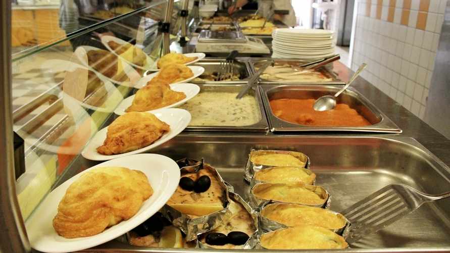 Белорусы пожаловались на отравления после посещения популярной сети кафе в Минске- "Почерневшие губы"