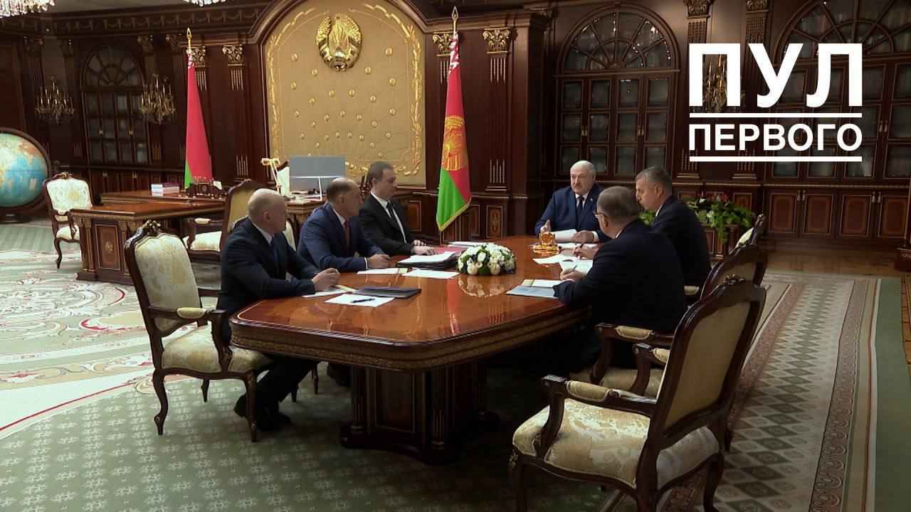 Лукашенко позвал глав КГБ, Генпрокураты и Совмина обсудить отношения с США. Что известно?