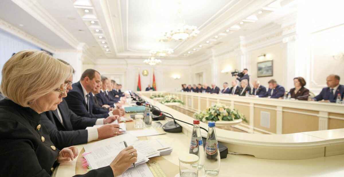 Лукашенко заявил чиновникам о "неоднозначной" ситуации в экономике - "Масло сливочное с тракторами продать не можете"