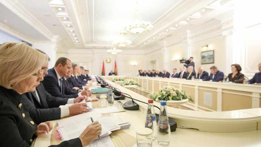 Лукашенко заявил чиновникам о "неоднозначной" ситуации в экономике - "Масло сливочное с тракторами продать не можете"