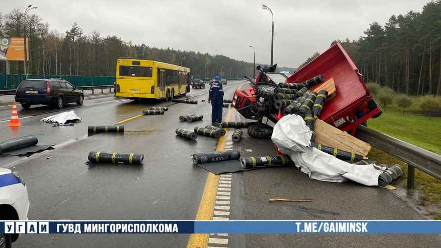 В Минске на МКАД пассажирский автобус перевернул трактор