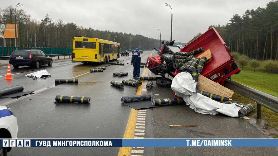 В Минске на МКАД пассажирский автобус перевернул трактор