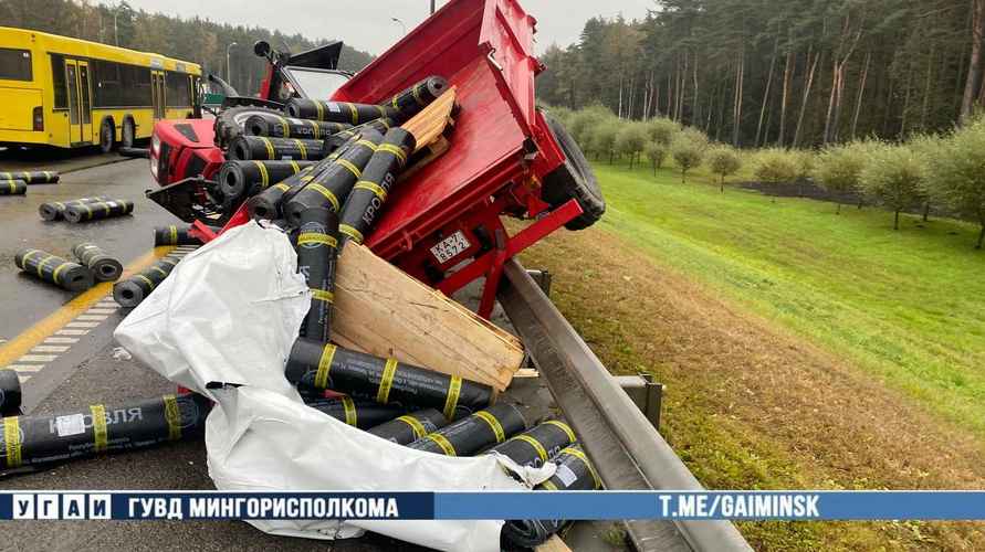В Минске на МКАД пассажирский автобус перевернул трактор