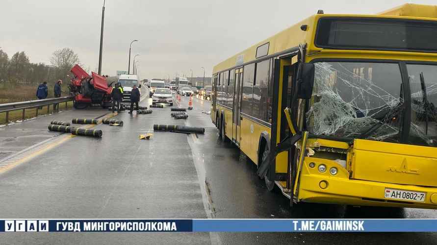 В Минске на МКАД пассажирский автобус перевернул трактор