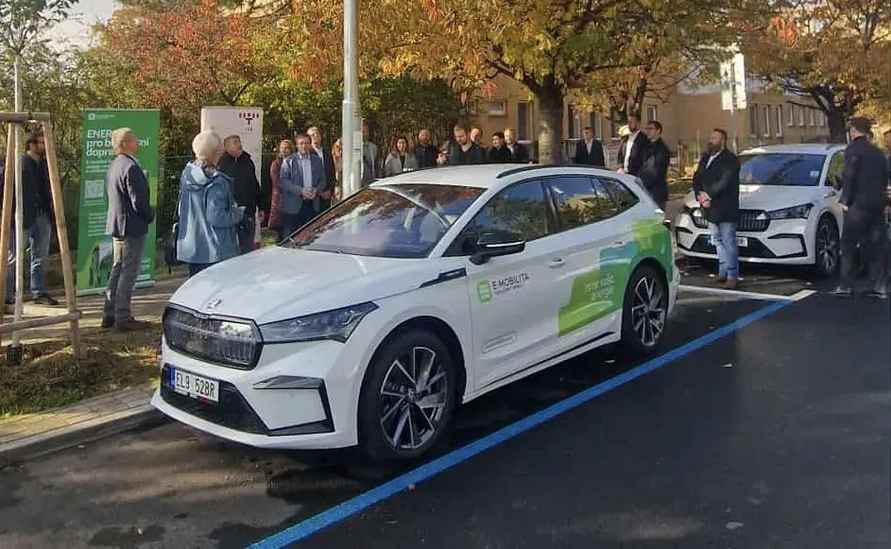 В Чехии придумали как прятать зарядки для электромобилей на улицах. Хотели бы такое в Беларуси?