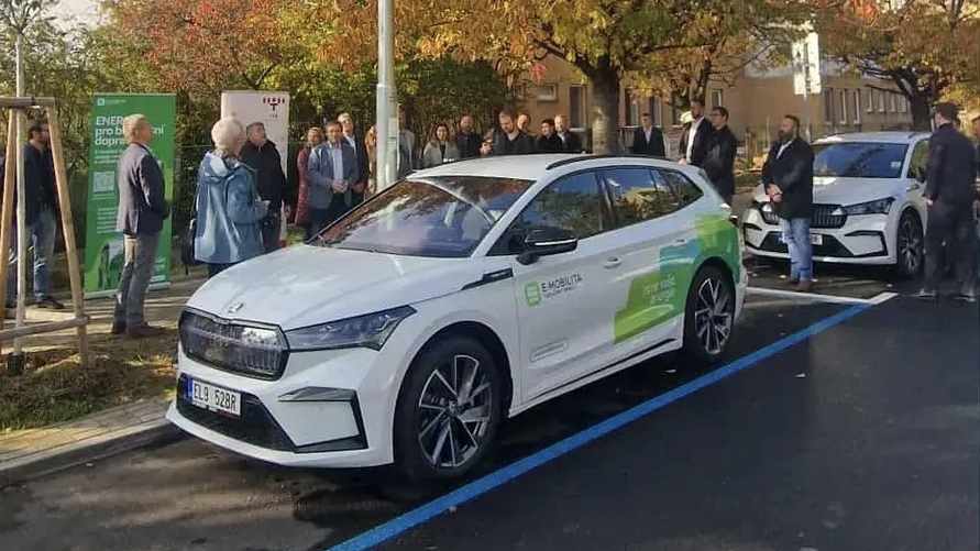 В Чехии придумали как прятать зарядки для электромобилей на улицах. Хотели бы такое в Беларуси?