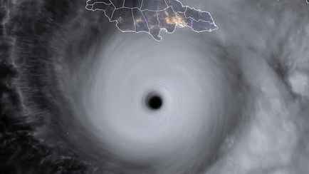 «Мелисса», один из самых мощных ураганов за всю историю наблюдения, приблизился к Ямайке